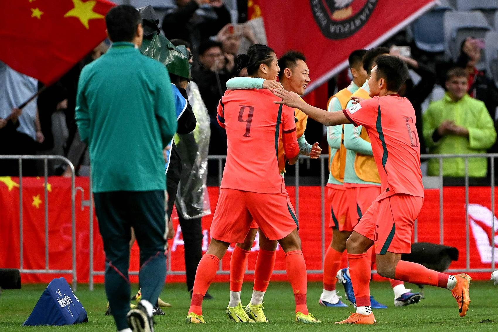 國足熱身賽兩球勝庫拉索 記者指對手狀態隨意