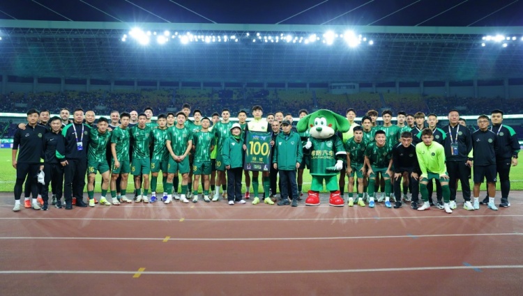 浙江2-1逆轉新鵬城止5輪不勝 張佳祺賽前獲百場紀念 浙江2-1逆轉新鵬城止5輪不勝 張佳祺賽前獲百場紀念