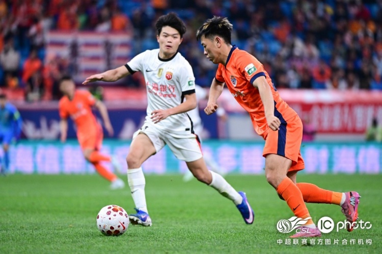 青島海牛3-1上海海港:吾米提江染紅致十人作戰,劉祝潤中柱難挽敗局 青島海牛3-1上海海港:吾米提江染紅致十人作戰,劉祝潤中柱難挽敗局