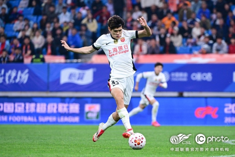 青島海牛3-1上海海港:吾米提江染紅致十人作戰,劉祝潤中柱難挽敗局 青島海牛3-1上海海港:吾米提江染紅致十人作戰,劉祝潤中柱難挽敗局