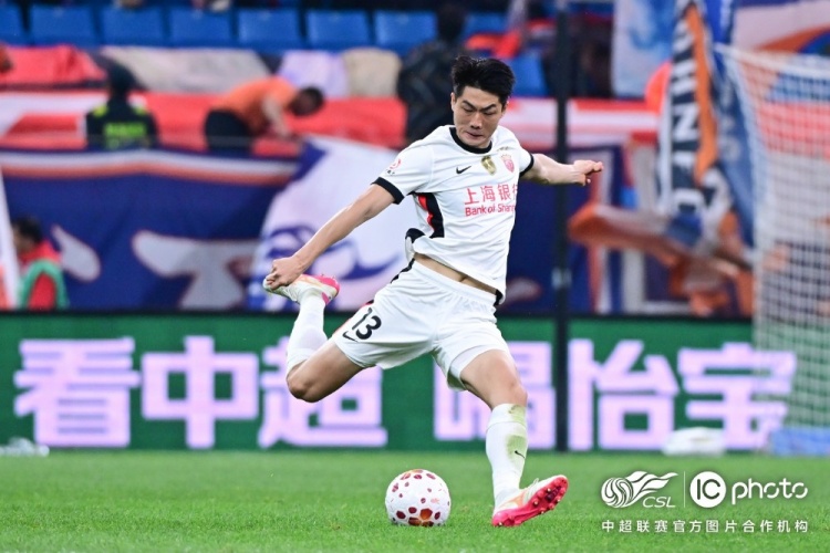 青島海牛3-1上海海港:吾米提江染紅致十人作戰,劉祝潤中柱難挽敗局 青島海牛3-1上海海港:吾米提江染紅致十人作戰,劉祝潤中柱難挽敗局