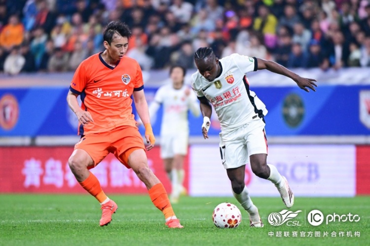 青島海牛3-1上海海港:吾米提江染紅致十人作戰,劉祝潤中柱難挽敗局 青島海牛3-1上海海港:吾米提江染紅致十人作戰,劉祝潤中柱難挽敗局