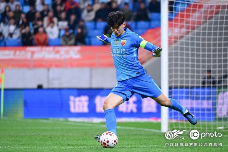 青島海牛3-1上海海港:吾米提江染紅致十人作戰,劉祝潤中柱難挽敗局 青島海牛3-1上海海港:吾米提江染紅致十人作戰,劉祝潤中柱難挽敗局