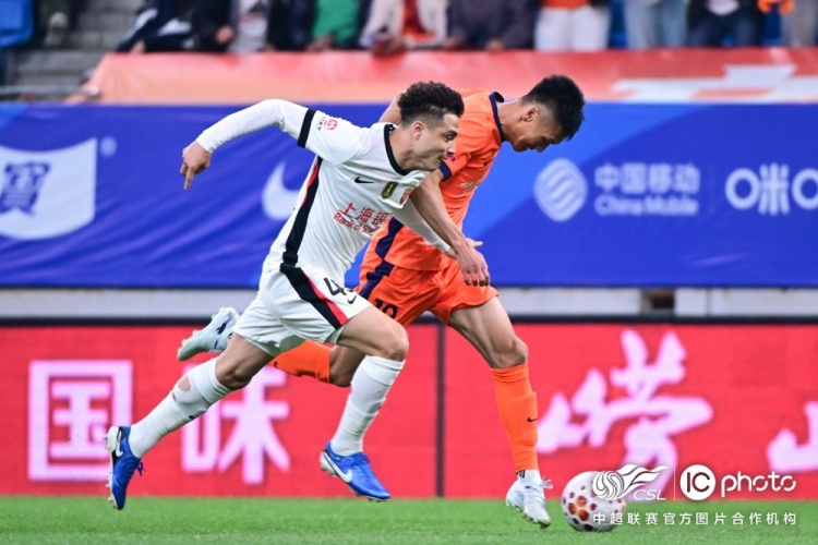 青島海牛3-1上海海港：吾米提江染紅致十人作戰，劉祝潤中柱難挽敗局