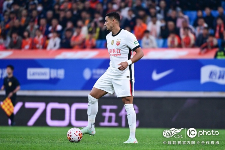 青島海牛3-1上海海港:吾米提江染紅致十人作戰,劉祝潤中柱難挽敗局 青島海牛3-1上海海港:吾米提江染紅致十人作戰,劉祝潤中柱難挽敗局