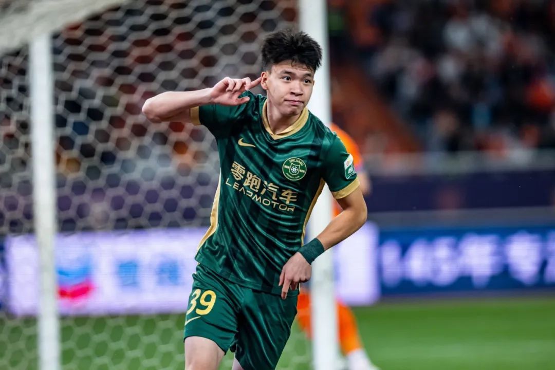 18歲王鈺棟8球登頂中超射手榜，40天從首球到并列第一