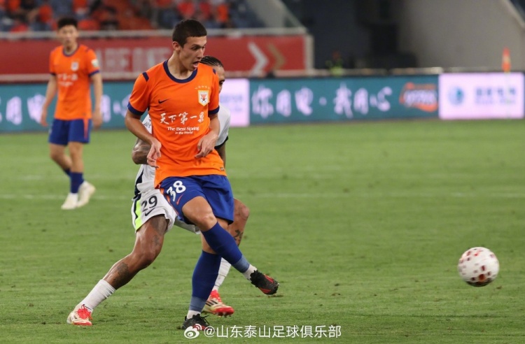 進球大戰！泰山主場3-3三鎮，半程收官前遭阻擊
