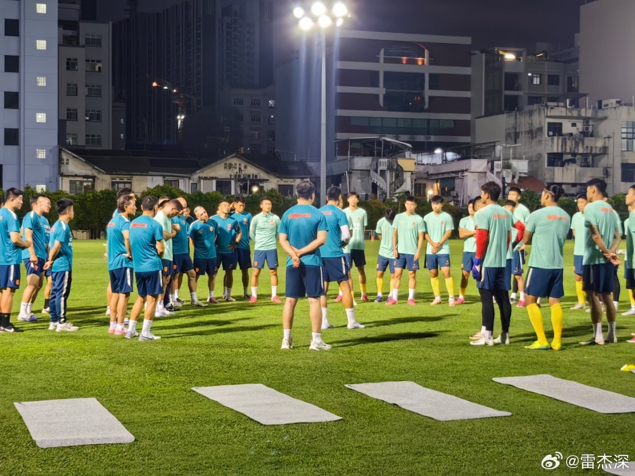 國足新加坡首訓場地條件堪憂 白線模糊鼠患現形
