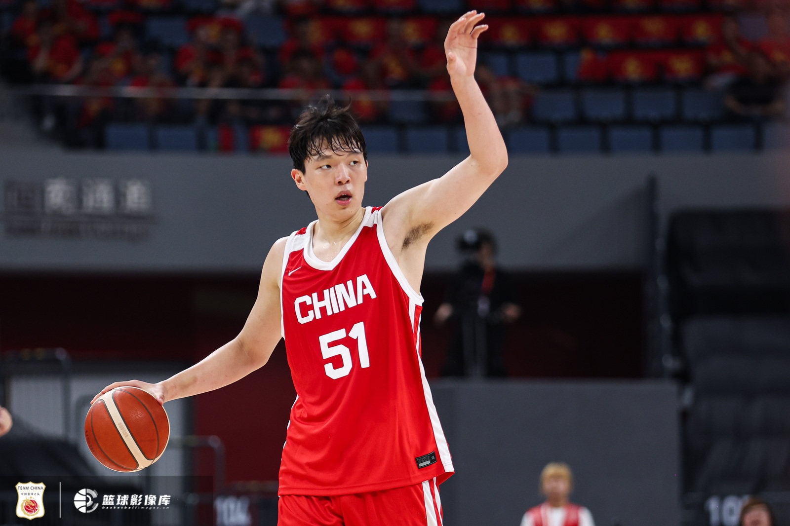 楊瀚森首發(fā)7+8，廖三寧末節(jié)連得4分救主，中國男籃65-60險勝荷蘭